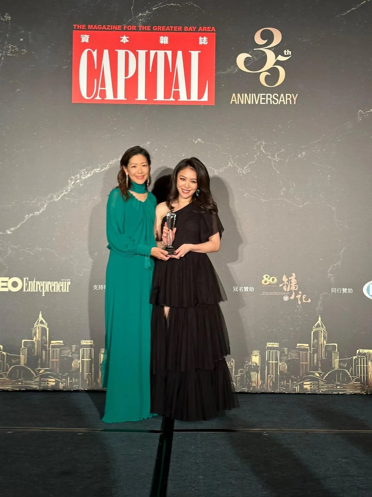 Yugi Lee receiving Capital CEO Outstanding CEO Award 2022